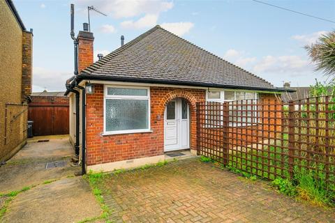 2 bedroom detached bungalow to rent, Oakwood Hill, Loughton