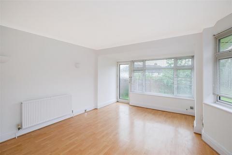 2 bedroom detached bungalow to rent, Oakwood Hill, Loughton