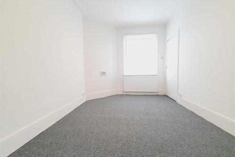 2 bedroom flat to rent, Park View Road, London
