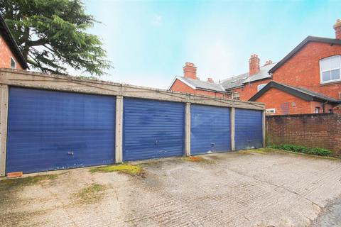 Garage to rent, Garage: Priory Road, Kenilworth
