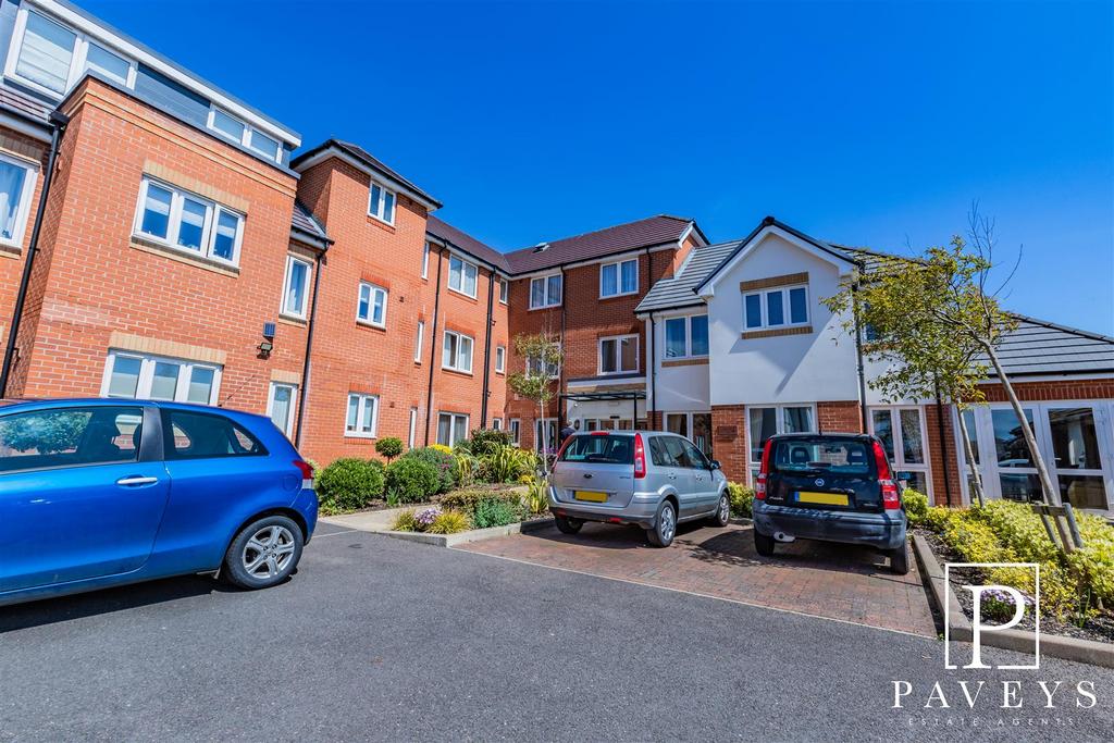 Pole Barn Lane, FrintonOnSea 2 bed apartment £295,000