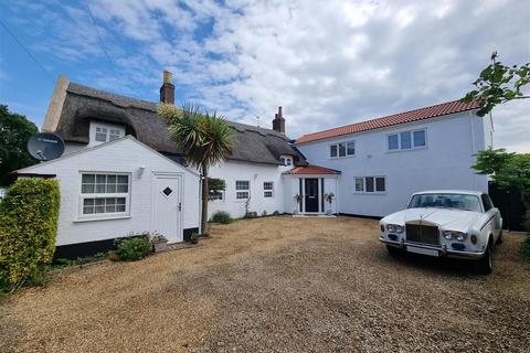 4 bedroom detached house for sale, Mill Road, Hemsby