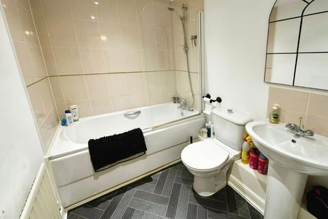 2 bedroom flat for sale, Kingsholm House, 7, Twickenham Close, East Swindon, SN3 3FF