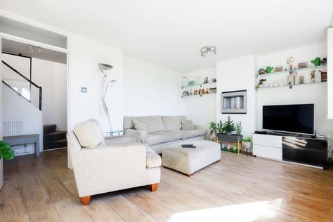 3 bedroom apartment to rent, Laxley Close, London SE5
