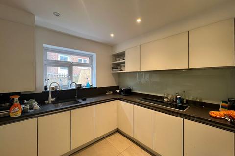 Retail property (high street) to rent, Winchmore Hill, London N21