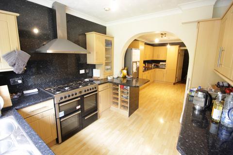 5 bedroom semi-detached house to rent, Harland Avenue, Sidcup
