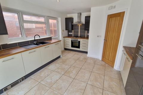 3 bedroom detached house to rent, Bentley Road, Leicester LE4