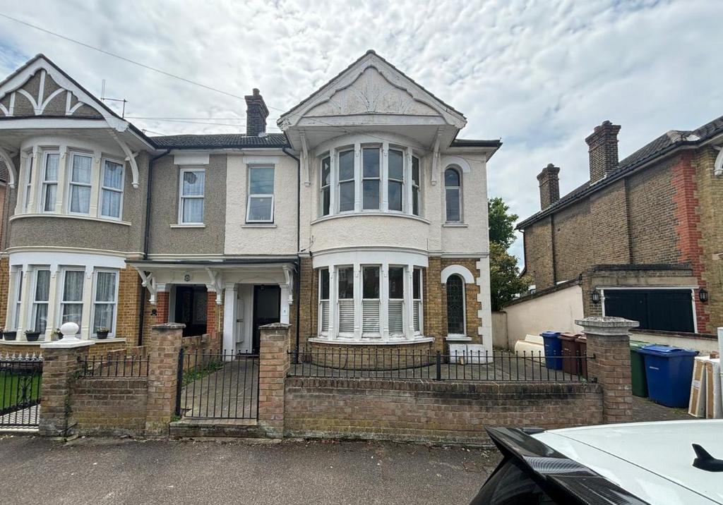 24A High View Avenue, Grays, Essex... 2 bed flat £70,000