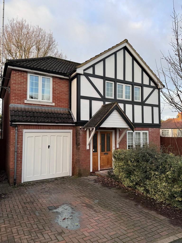 Amber Close, County Gate, EN5 4 bed detached house £3,000 pcm