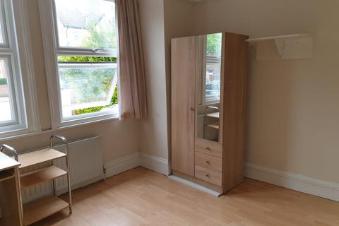 1 bedroom in a house share to rent, Ealing Park Gardens, Ealing, W5