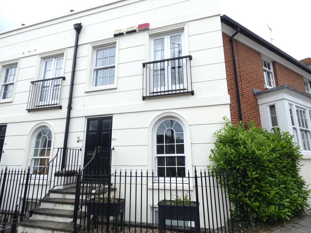 Station Road West, Canterbury, CT2 1 bed apartment to rent £950 pcm