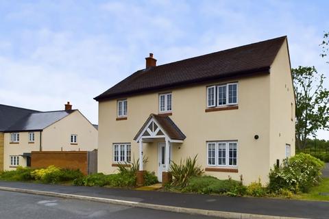 4 bedroom detached house for sale, Catch Yard Road, Silverstone, NN12