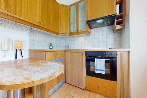 Studio to rent, Cartwright Gardens