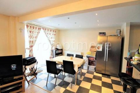 3 bedroom end of terrace house to rent, Wexham Close Luton LU3 3TX