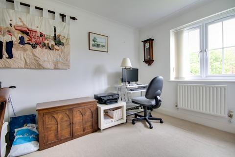 17 Brackens Way, Lymington, SO41 3TL