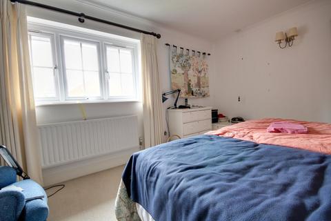 17 Brackens Way, Lymington, SO41 3TL