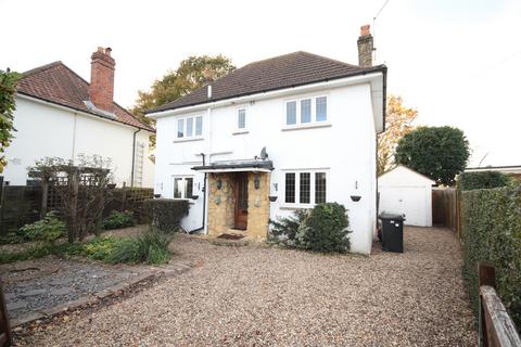 3 bedroom detached house to rent, Woking GU22