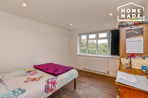 2 bedroom flat to rent, Burntwood Court, SW17