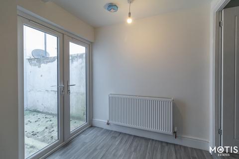 2 bedroom flat to rent, Dover Road, Folkestone, CT20