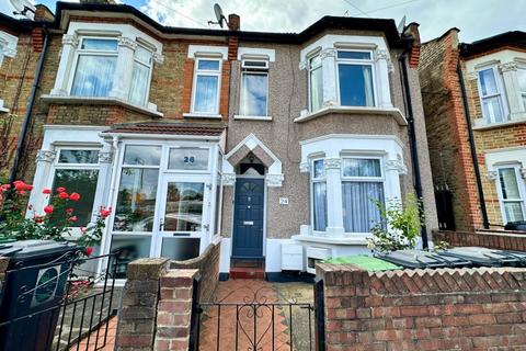 2 bedroom flat to rent, First Floor Flat on Dawlish Road, E10