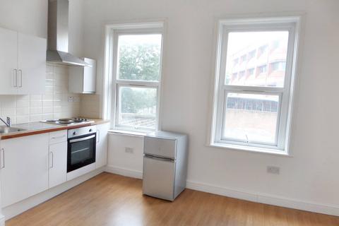 Studio to rent, Selhurst Road, London SE25