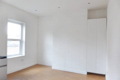 Studio to rent, Selhurst Road, London SE25