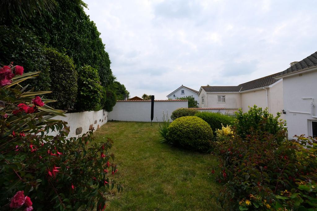 Terraced rear lawned gardens