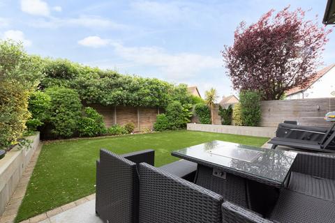 14 White Oak Gardens, Sidcup, DA15 8WF