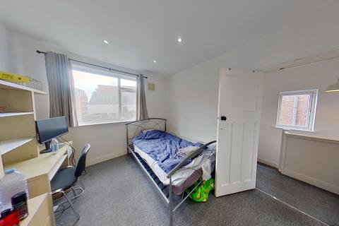 3 bedroom house to rent, Kelso Gardens , Hyde Park, Leeds
