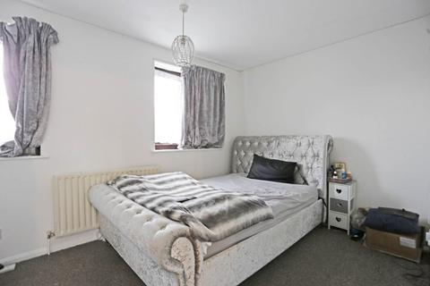 3 bedroom end of terrace house to rent, Gibson Road, Chadwell Heath, Dagenham, RM8