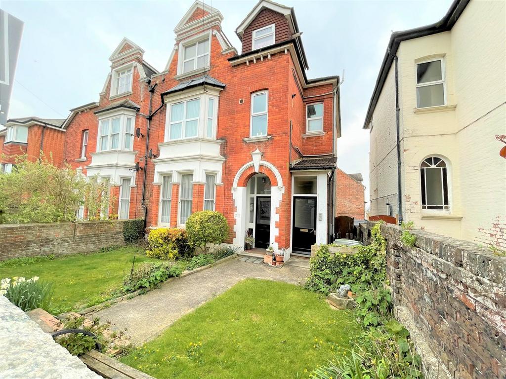 Amherst Road, BexhillonSea, TN40 2 bed apartment to rent £950 pcm
