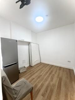 Studio to rent, Arcadian Gardens