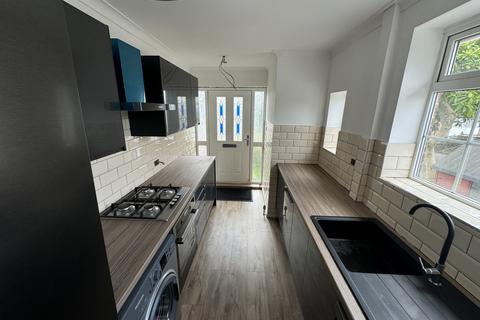 3 bedroom semi-detached house to rent, Eden Walk,  Leeds, LS4