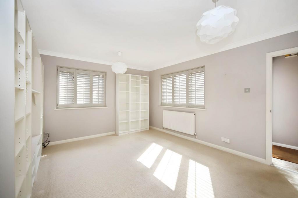 Longfield Road, Tring 2 bed flat for sale £295,000