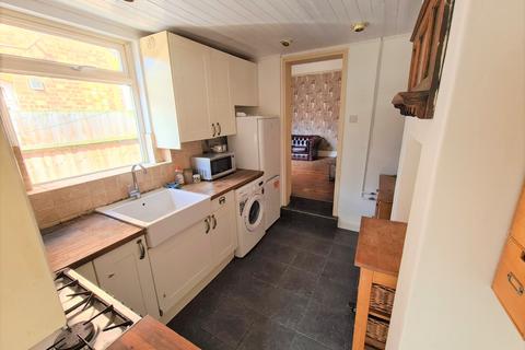 3 bedroom terraced house to rent, Lymington Avenue, London N22