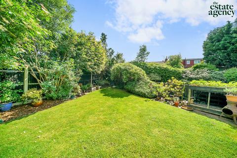 6 Markfield Gardens, London, E4 7NN