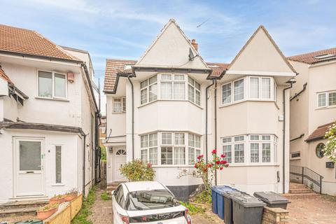 Studio to rent, Clifton Gardens, Temple Fortune, London, NW11