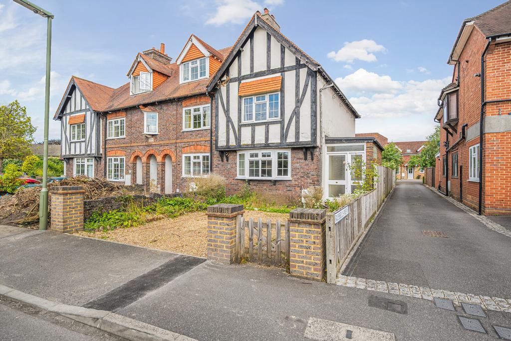 Loop Road, Woking, GU22 2 bed end of terrace house for sale £400,000