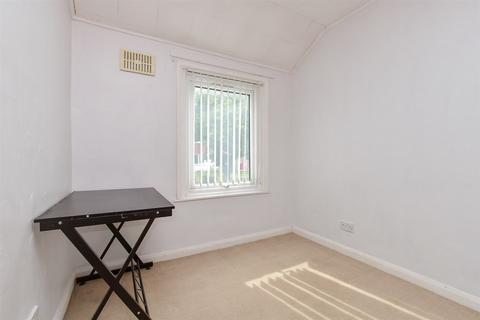 18 Mounts Road, Greenhithe, DA9 9LY