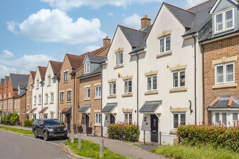 4 bedroom terraced house to rent, Broadbridge Heath, Horsham RH12