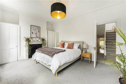 30 Dunlace Road, London, E5 0NE