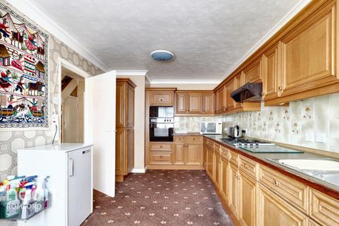 3 bedroom terraced house for sale, Navarre Gardens, Romford, RM5 2HH