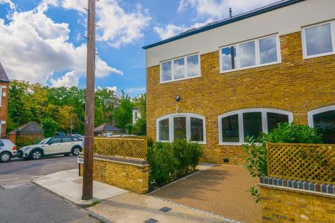 3 bedroom mews to rent, Gloucester Road, Richmond
