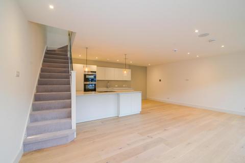 2 bedroom mews to rent, Gloucester Road, Richmond