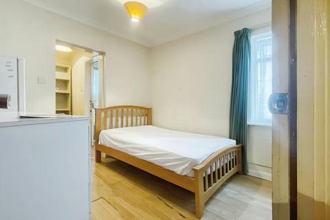 1 bedroom house of multiple occupation to rent, London Road, Langley SL3