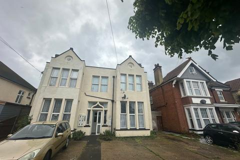 2 bedroom flat to rent, Carnarvon Road, Clacton-On-Sea CO15