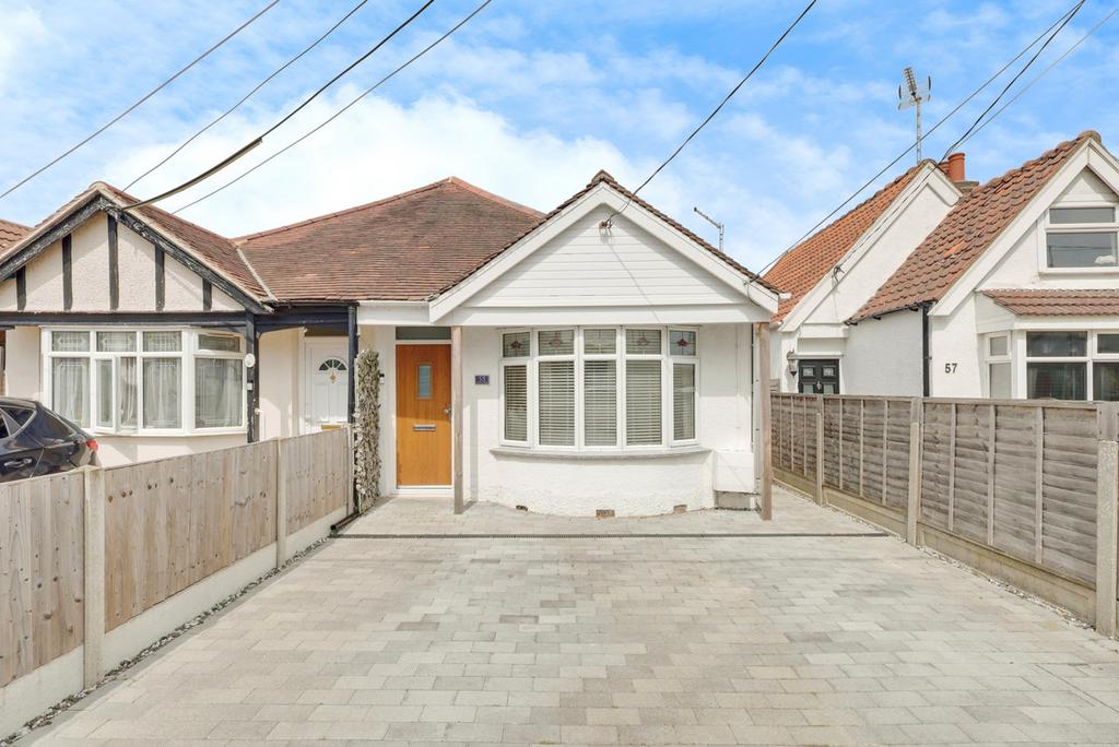 Hadlige Raje Church Road, Hadleigh, SS7 2 bed semi-detached bungalow - £375,000