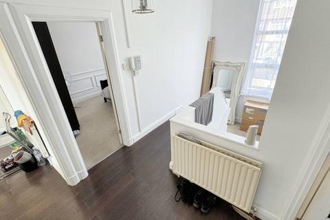 2 bedroom flat to rent, Kildowan Road, Ilford IG3