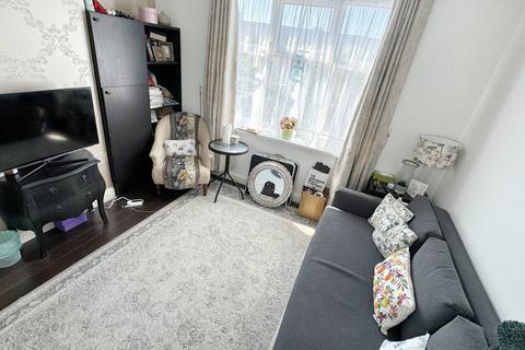 2 bedroom flat to rent, Kildowan Road, Ilford IG3