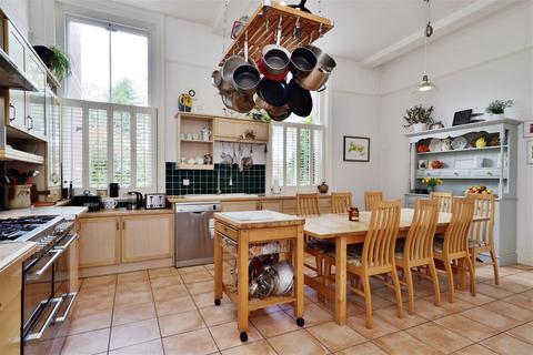 2 Chestnut Lane, Burghill, Hereford, HR4 7QN